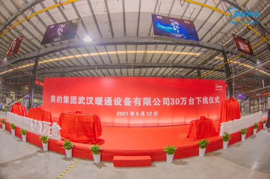 圖片包含 室內(nèi), 建筑, 橙子, 火車

描述已自動生成
