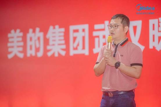 圖片包含 人, 戶外, 運動, 站

描述已自動生成